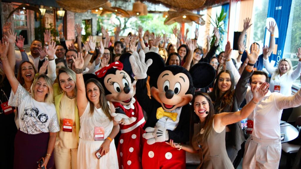 Participantes da imersão Encantamento Disney+ da Pelle Capelli e THE ONE reunidos para foto coletiva em Santo André - networking empresarial no ABC
