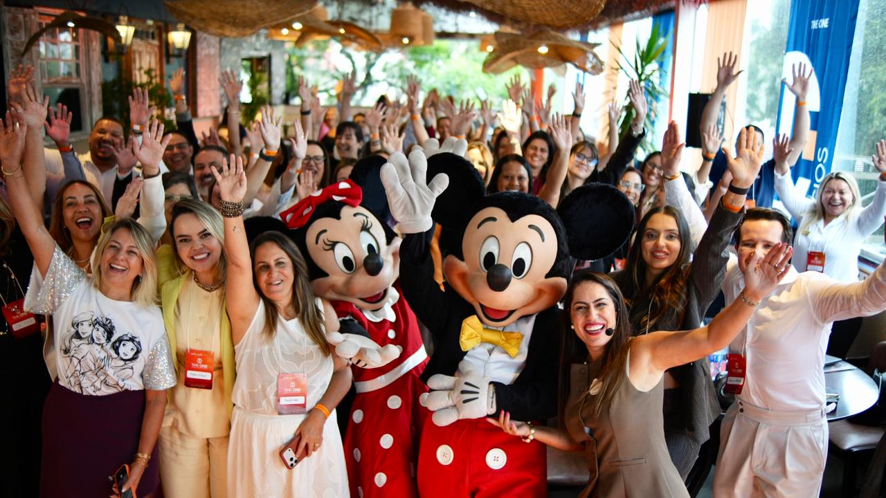 Participantes da imersão Encantamento Disney+ da Pelle Capelli e THE ONE reunidos para foto coletiva em Santo André - networking empresarial no ABC