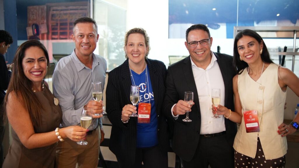 Dr. Murilo, Dr. Glauber, Deborah Perrella e convidadas celebrando com taças de champagne durante evento THE ONE - networking empresarial no ABC